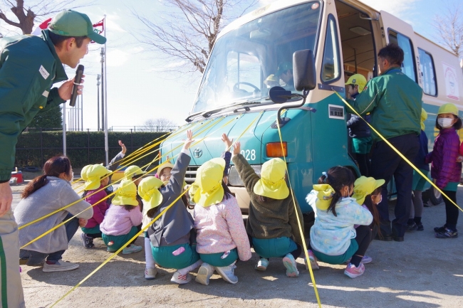 ▲車の死角を体験する園児達　