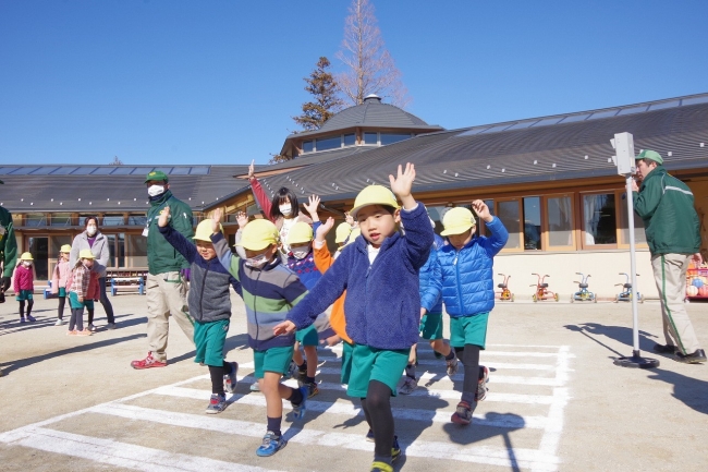 ▲園庭で横断歩道の渡り方も学びます