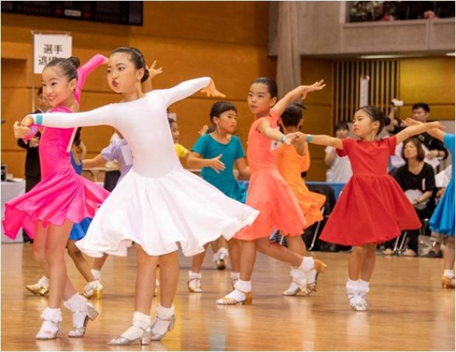 ラテンアメリカン小学生低学年・女子同士の部　種目：チャチャチャ単科　1位選手には文部科学大臣賞が授与される