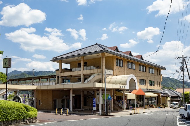 いいオフィス安芸高田 by LIGは向原駅の上に位置し、駅直結のコワーキングスペース