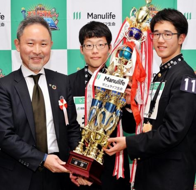 写真左より、マニュライフ生命専務執行役・勝矢 宏、優勝した大阪代表北野高校チームの原崇史さん、福岡哉汰さん