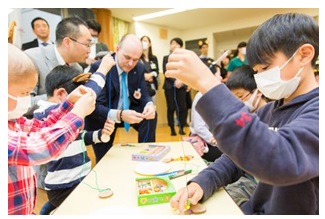 「わくわくるーむ」でおもちゃ作りに挑戦する子どもたち