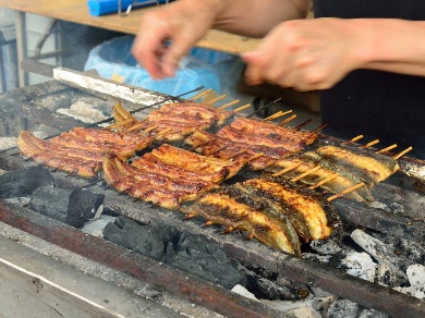 炭火で職人が焼きます