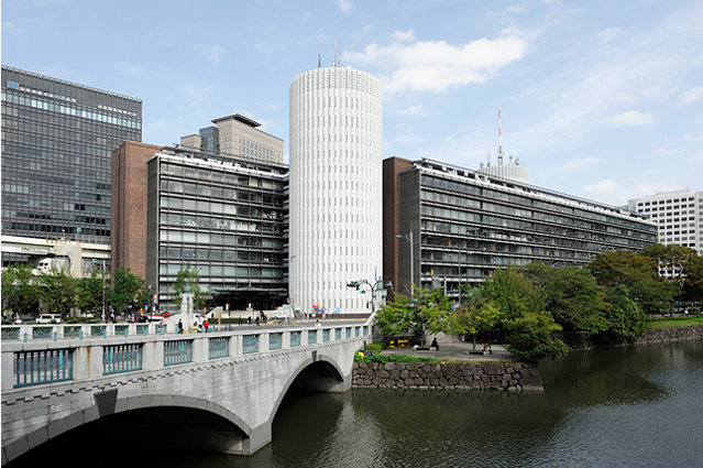 パレスサイドビル外観。東西線「竹橋駅」に直結とアクセス良好。