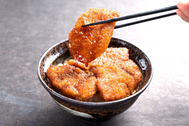 牛たれカツ丼：890円（+税）