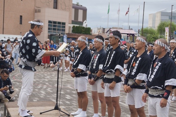 竿燈妙技会にて優勝し、表彰される 『下肴町竿燈会（Bチーム）』