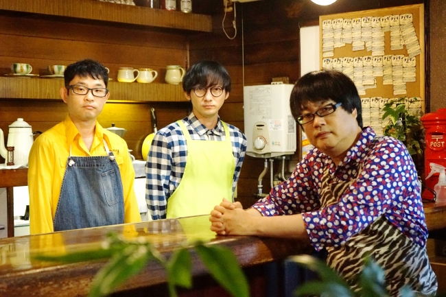 ドラマの舞台　喫茶店「メデリン」にて、左から今野浩喜（キングオブコメディ）・波岡一喜・六角精児