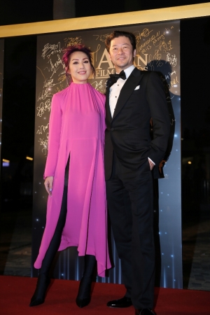 (c) Asian Film Awards　カーペット：浅野と人気女優・歌手のミリヤム・ヨン(Miriam YEUNG)