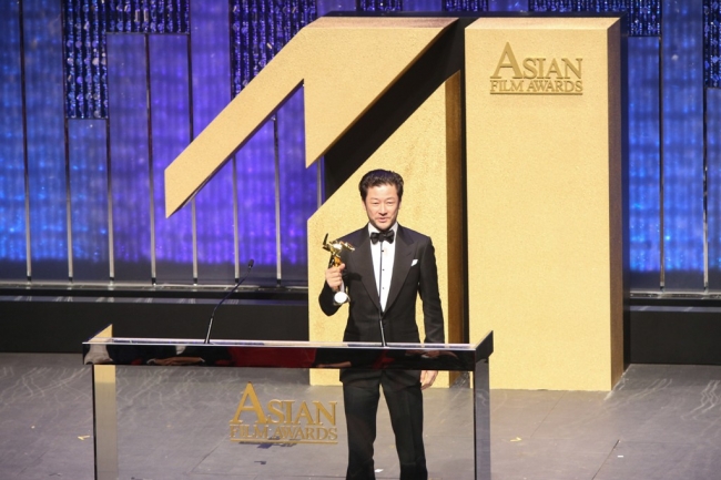 (c) Asian Film Awards　主演男優賞を受賞した浅野忠信