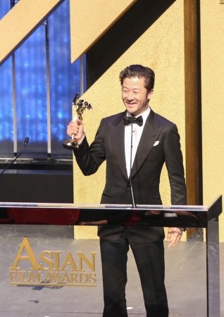 (c) Asian Film Awards　主演男優賞を受賞した浅野忠信