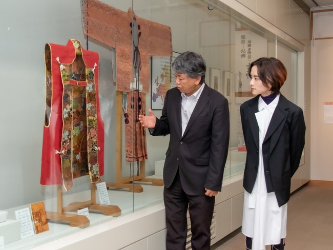 戸定歴史館の展示物を見学する板垣さん