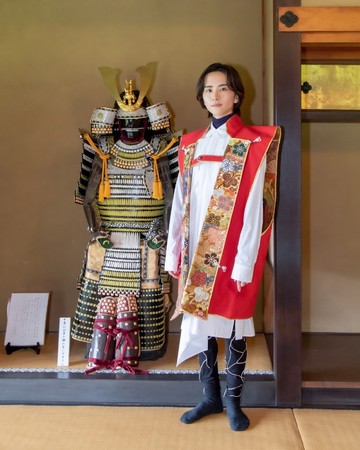 陣羽織に袖を通した板垣さん