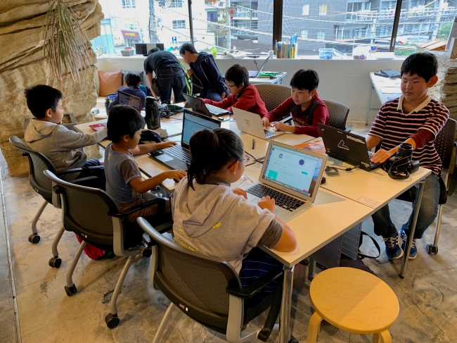 CoderDojo Kashiwa（柏市）でProgateを利用する子どもたち