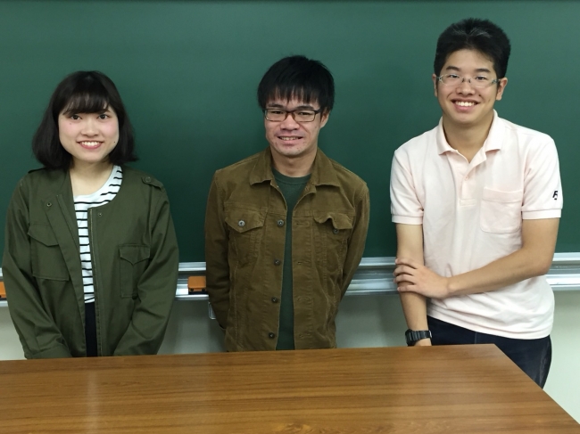 学生の監査統括を務めた３人（左から石尾、平山、小金）