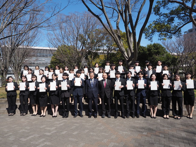 今年度認定証を授与された学生たち