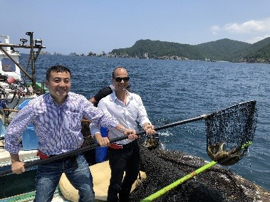 五島沖で漁を体験するシェフたち