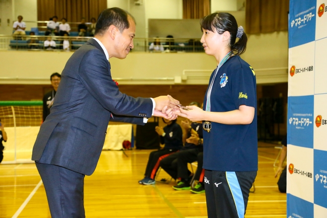 女子MVP若杉選手の表彰の様子