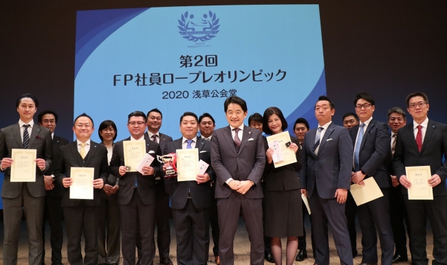 FPパートナー代表取締役社長 黒木勉（中央）と全国のエリア代表 FP社員8名と所属支社長8名