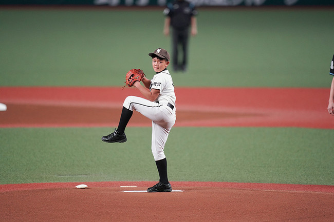 ノーバウンド投球を見事成功させた鴨田君　©SEIBU Lions