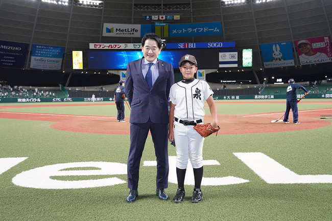 当社代表取締役社長 黒木との記念撮影　©SEIBU Lions