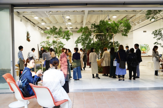 東京・代官山の会場が、“根幹美”をイメージした空間に。