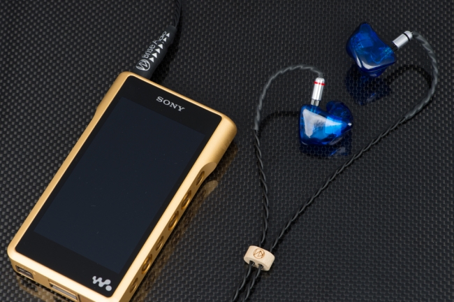 SONY WALKMAN NW-WM1Zとの使用例(4.4mmバランス接続)。