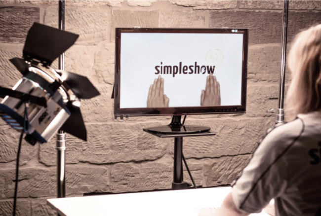 simpleshowの解説動画は切り抜いたイラストを手を使って動きをつけることが特徴のひとつ。