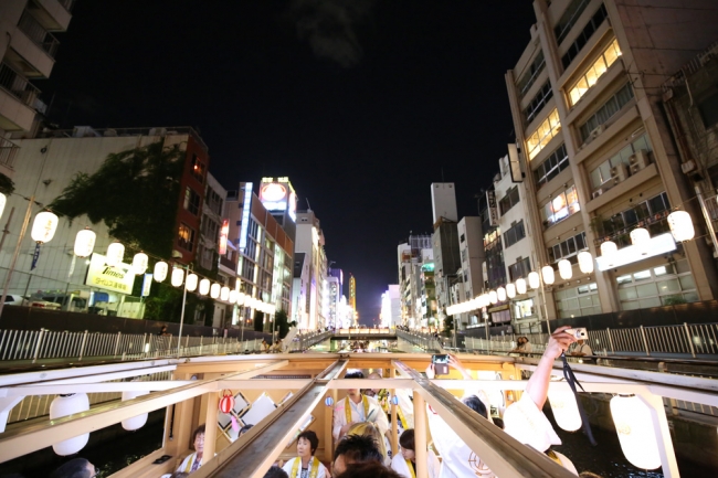 道頓堀川を約2時間巡幸いたします。※昨年の様子　Cruise on Dotonbori river for 2 hours. images from the last year