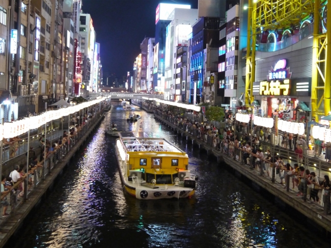 道頓堀川沿いは約1300灯の提灯が点り煌びやか。1300 of lanterns are lighten up the Dotonbori riverside.