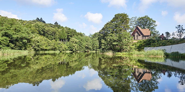 八風湖より望む「水音の教会」