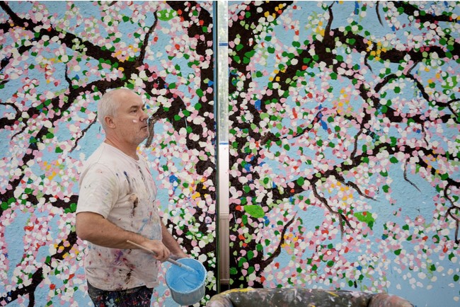 Damien Hirst in his studio, 2019. 撮影 Prudence Cuming Associates. © Damien Hirst and Science Ltd.　禁無断転載, DACS 2021