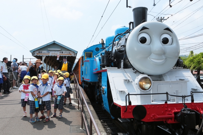 きかんしゃトーマス号が今年も子供たちのたくさんの夢を乗せて走ります。