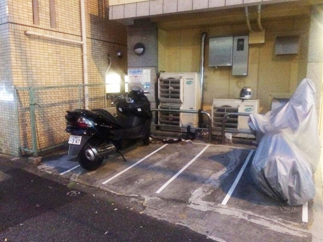 こんなスペースがバイク駐車場に