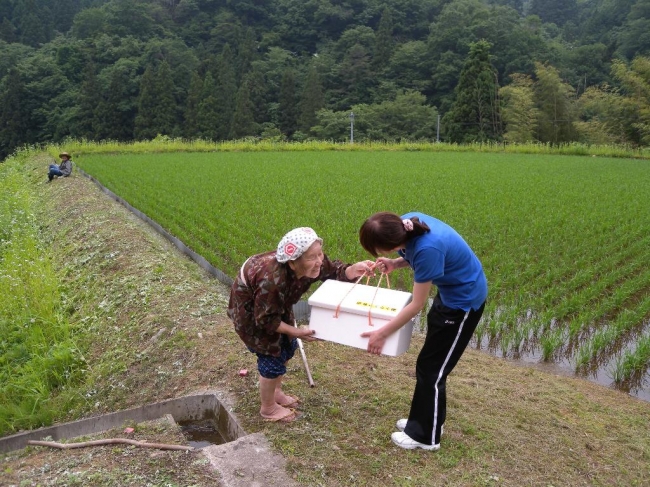 「高齢の方々への買い物支援のようす（島根県）」