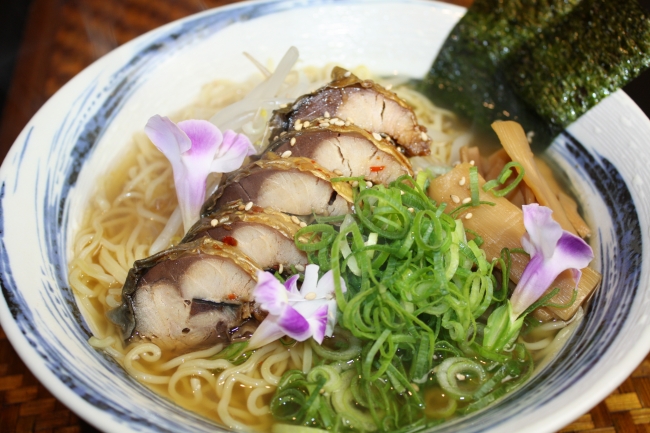 ふっくら炊き上げたサバチャーシュー入りのさばだしラーメン！