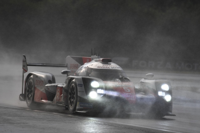 豪雨の中を走るTOYOTA　TS050　HYBRID　＃5号車