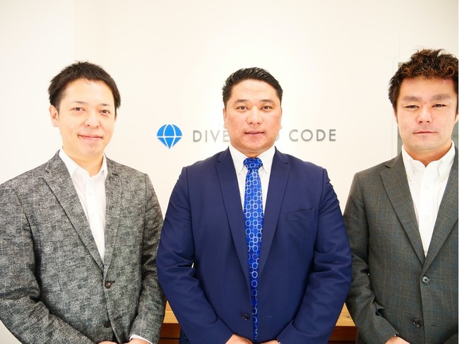 左　DIVE INTO CODE 代表取締役 野呂 浩良、  中央　MICORP　代表　エンフジン氏  右 DIVE INTO CODE Global Unitリーダー 市川 智也