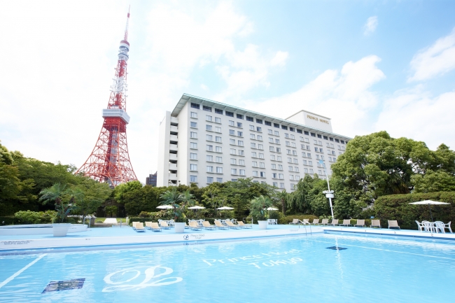 東京タワーを背景に緑に囲まれた「GARDEN POOL」