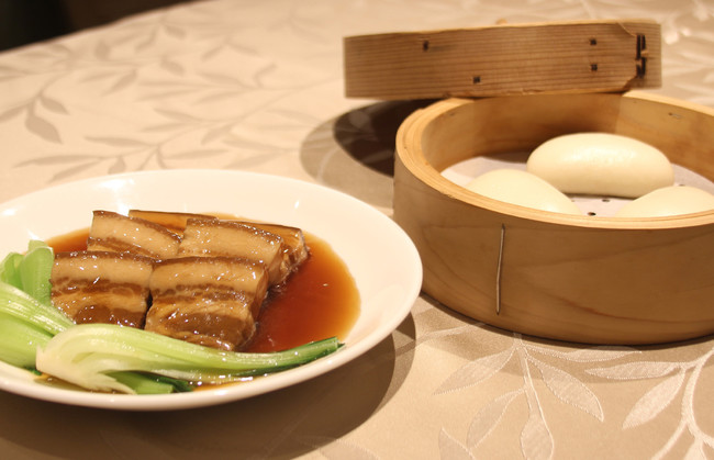 豚バラ肉の醤油煮込み 蒸しパン添え（イメージ）