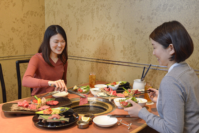 店内での食事シーンイメージ