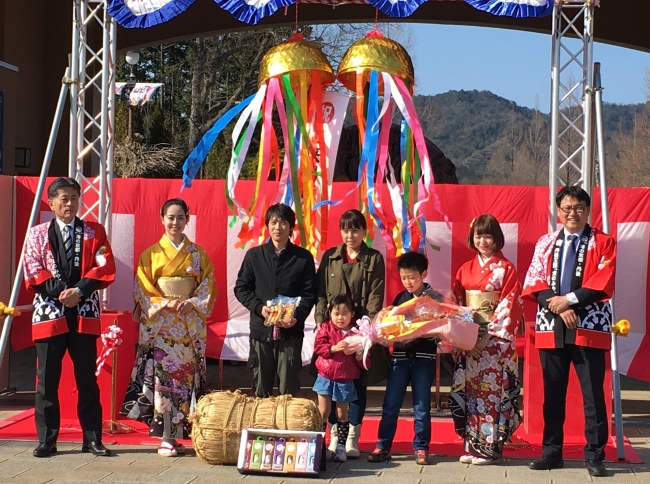 100万人目のご来園者となったご家族(2017年4月2日)