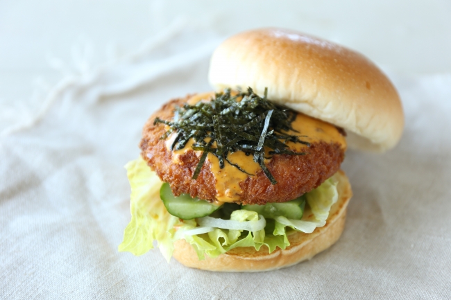 ▲道の駅「うずしお」(兵庫県) 『あわじ島うにクリームコロッケバーガー』