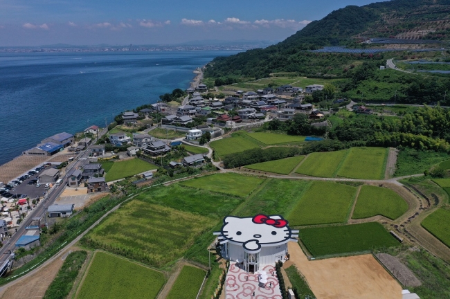 地上から見えないハローキティが田畑の中心に登場