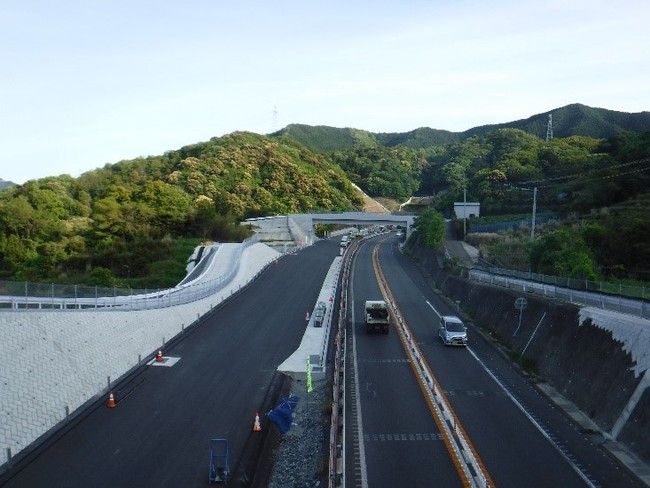 写真左側が4車線化工事範囲