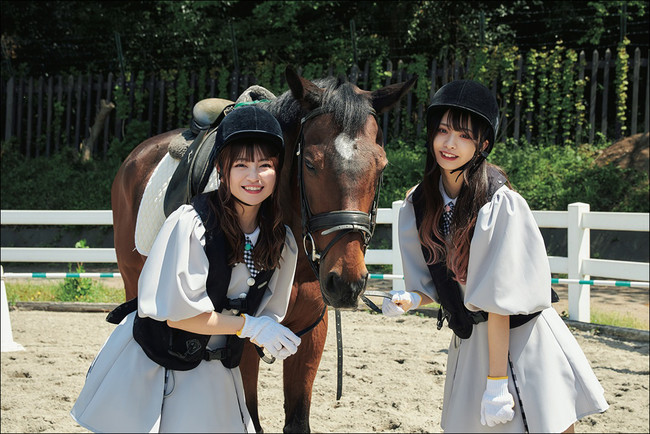 乗馬に挑戦した廣川奈々聖と三品瑠香。キュートな表情が盛り沢山！ ／撮影：藤城貴則