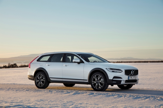 V90 Cross Country (今春日本発売予定)