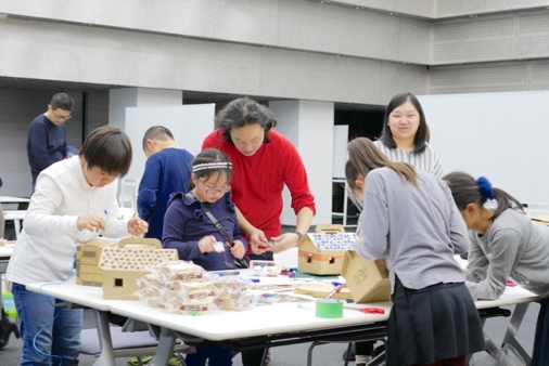 終了間際の工作スペースは大賑わい