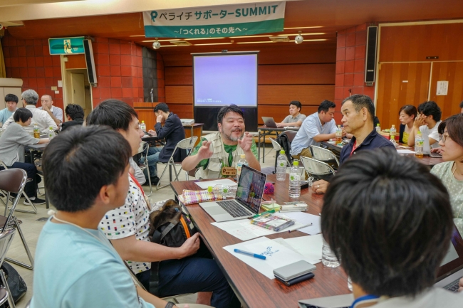 チーム内で意見を出し合っている様子