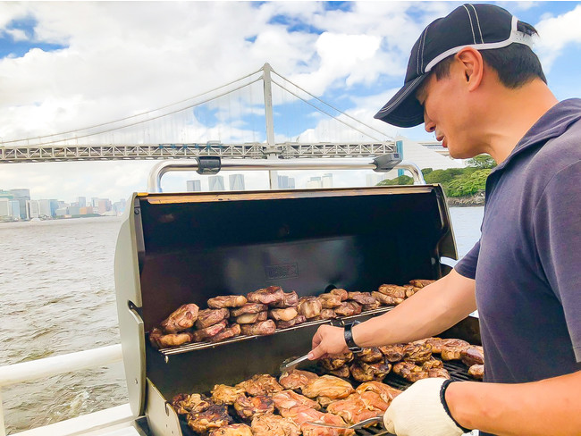 塊肉を大量に焼くBBQ好きな男性