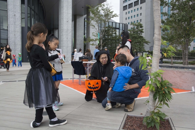 ハロウィンの合言葉を言えばお菓子をゲット